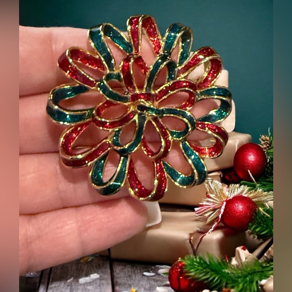 Christmas Vintage Guilloche Ribbon Brooch Gold Tone with Green & Red Enamel 2”